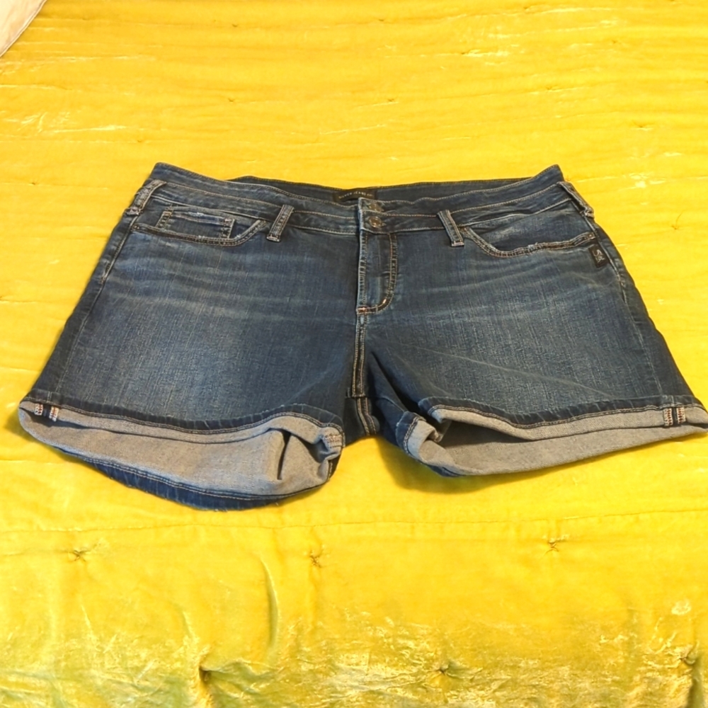 Silver Jeans Shorts, Size 16 x 5 length, Suki